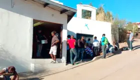 Abarrotan migrantes albergue