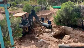 Dan mantenimiento al colector de aguas negras