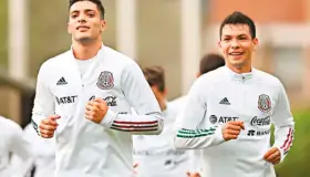 Raúl Jiménez entrena como primerizo