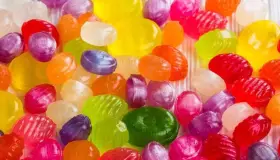 Abuelita quema a su hija y a su nieta por gastar dinero en dulces