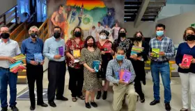 Reciben mediadores de lectura colección “21 para el 21” del FCE