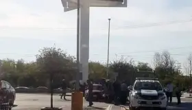 Graban batalla campal entre taxistas afuera de tienda departamental