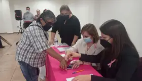 Entrega DIF Nogales becas a personas con discapacidad