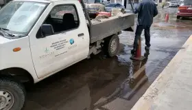 Cierran calles del primer cuadro por fuga de agua
