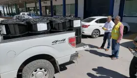 Favorecen Rotarios con botes para la basura a escuelas
