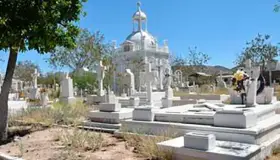 Preparan panteones para Día de Muertos