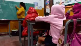 Dejan a criterio ‘horario de invierno’ en escuelas