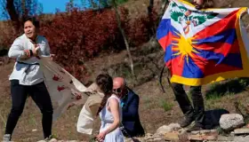 Encienden llama de los Juegos de Invierno entre protestas