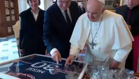 Regalan al papa Francisco playera del PSG autografiada por Messi