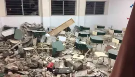 Abuelito muere tras impactar su camioneta contra colegio en Coahuila