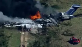 Avión con 21 personas a bordo se estrella en Texas; todas sobreviven