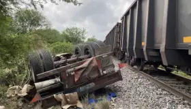 Impactantes imágenes del choque entre tren y tráiler de doble remolque