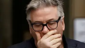 "Mi corazón está roto", dice Alec Baldwin tras matar a directora de fotografía en filmación