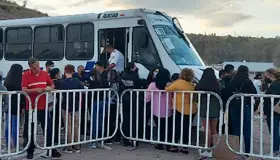 Cambian sede para llevar a vacunar a adolescentes a EU