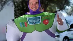 ¡Al infinito y más allá! Samuel García se disfraza de Buzz Lightyear para Halloween del DIF