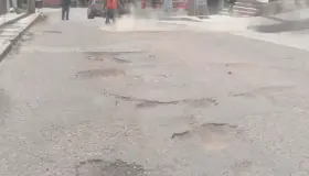 Dan mantenimiento a calles de panteones