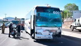 Chocan autobuses foráneos